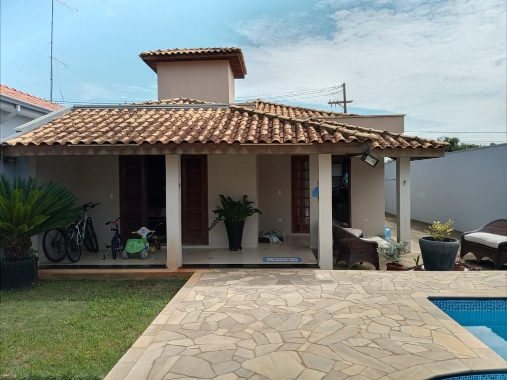Casa para comprar, 3 quartos, 1 suíte, 4 vagas, no bairro Jardim Vitória em Saltinho - SP