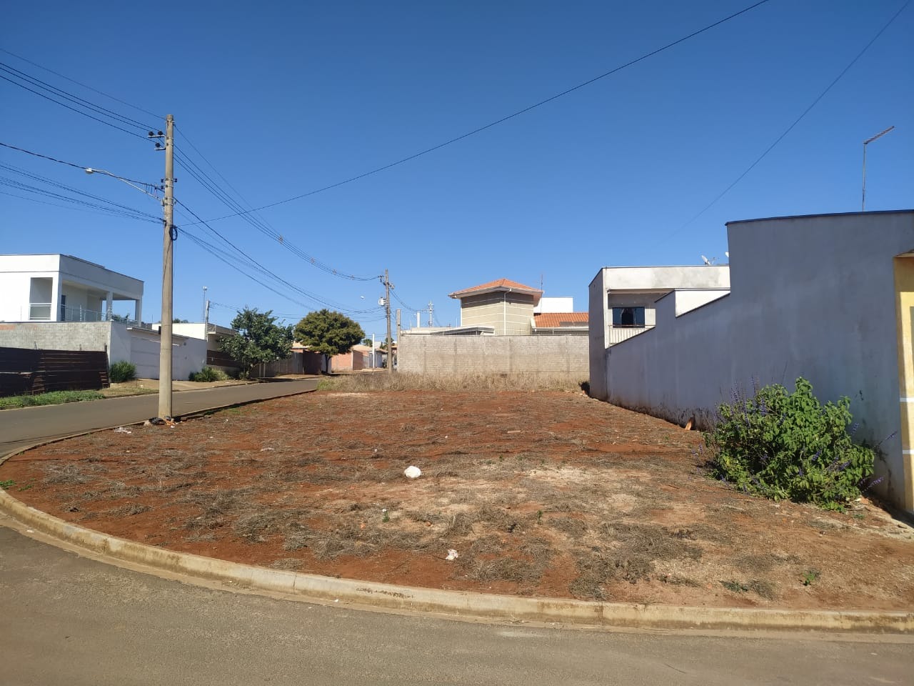 Terreno à venda, no bairro Residencial Doutor Raul Coury em Rio das Pedras - SP