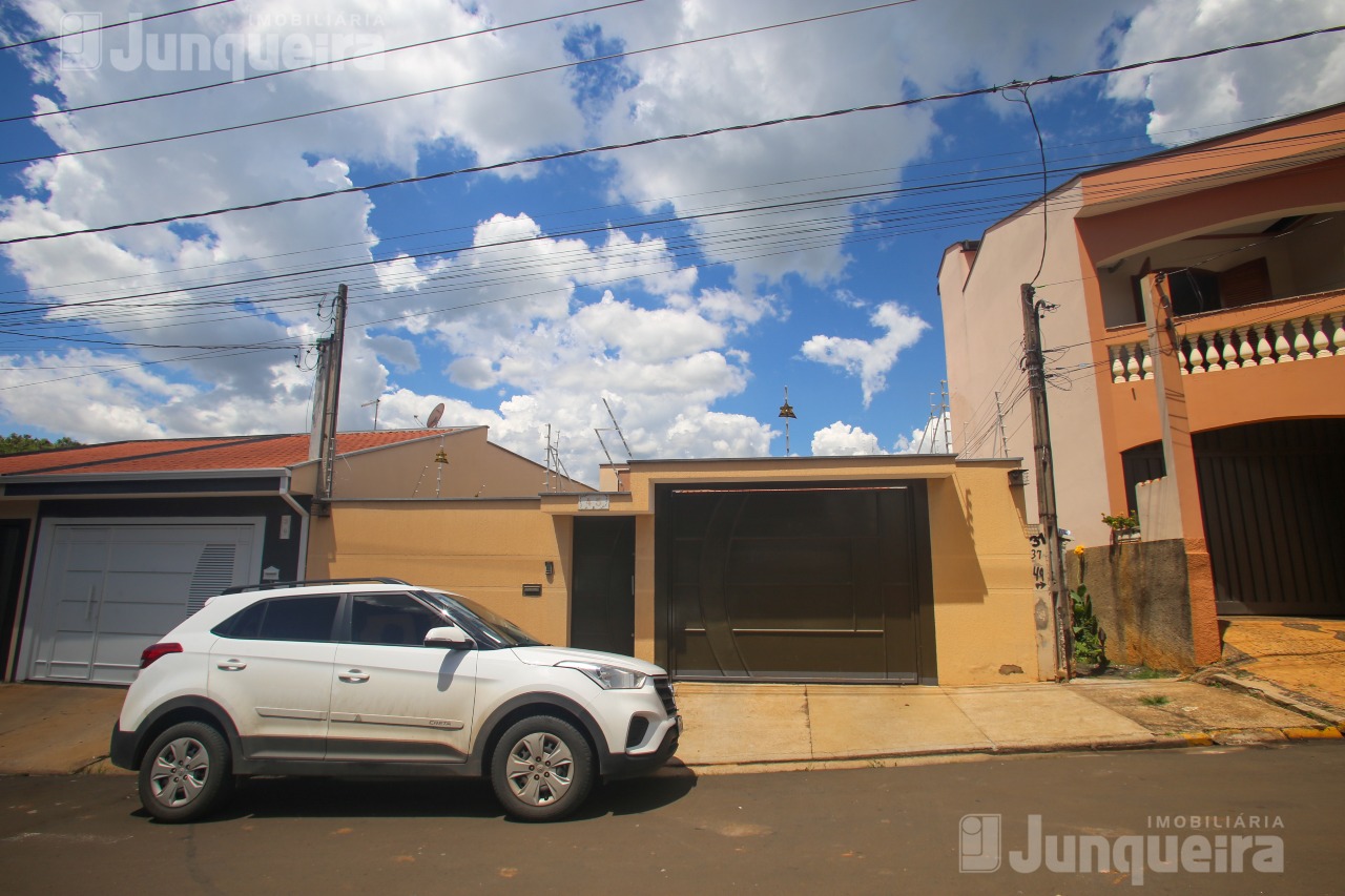 Casa para comprar, 3 quartos, 1 suíte, no bairro Centro em Rio das Pedras - SP