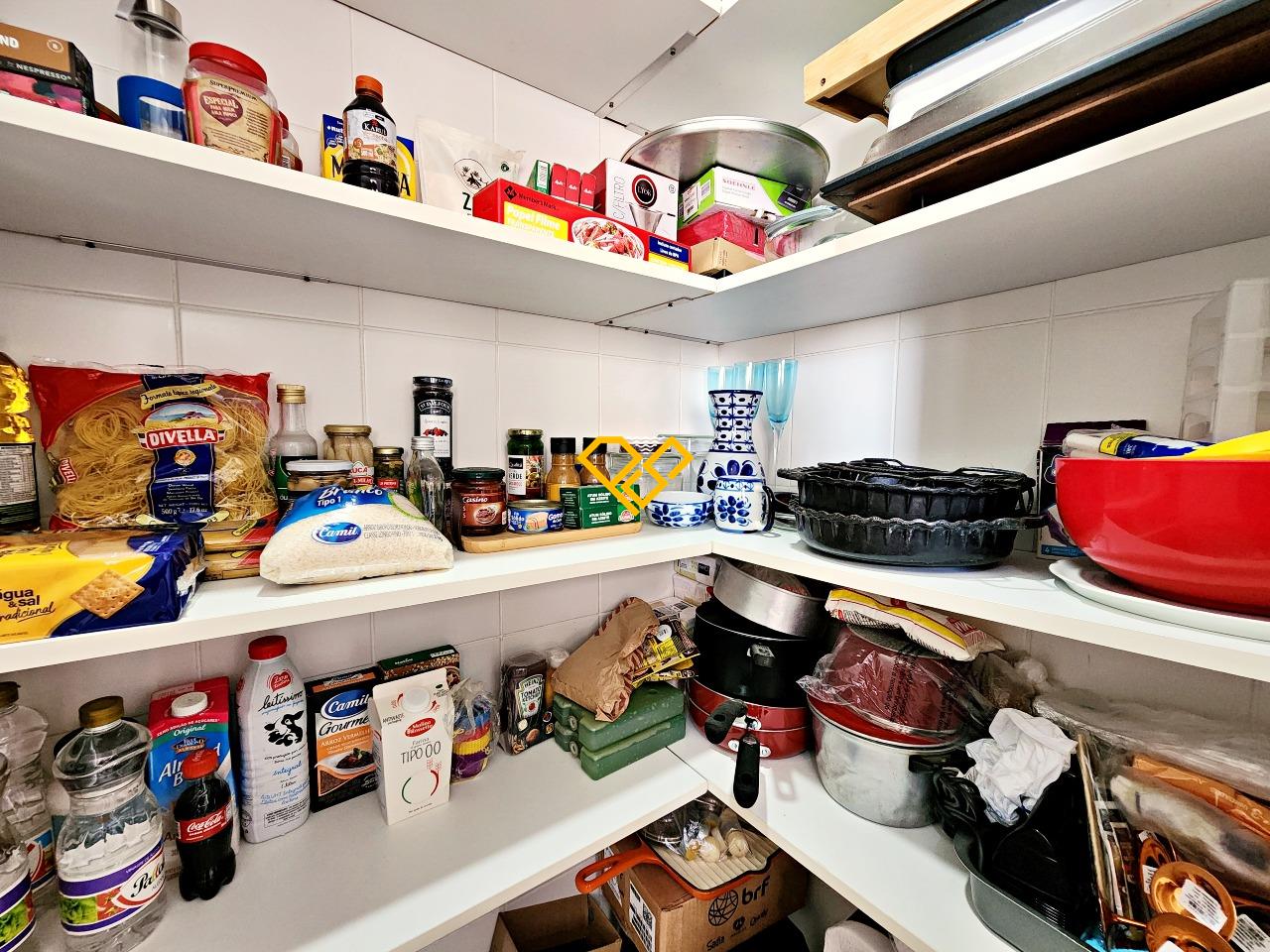 Apartamento à venda no Ponta da Praia: Despensa