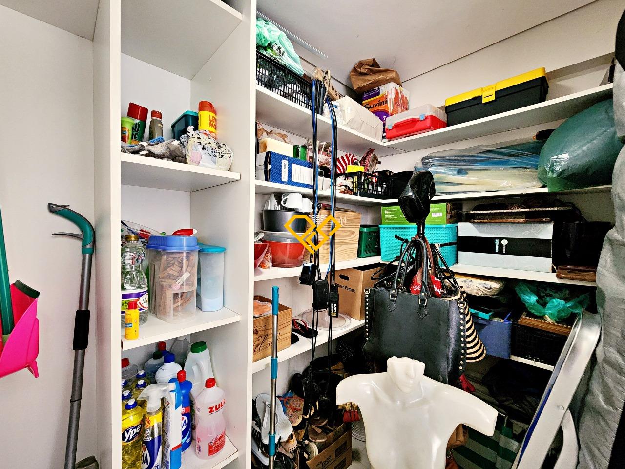 Apartamento à venda no Ponta da Praia: Dependência