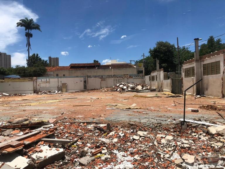 Terreno/Área para aluguel no Mercês: 