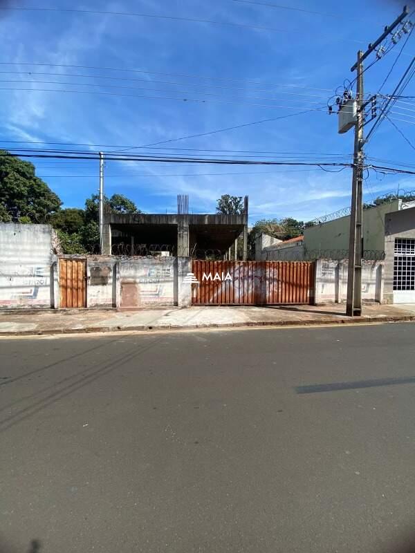 Terreno/Área à venda no Mercês: 