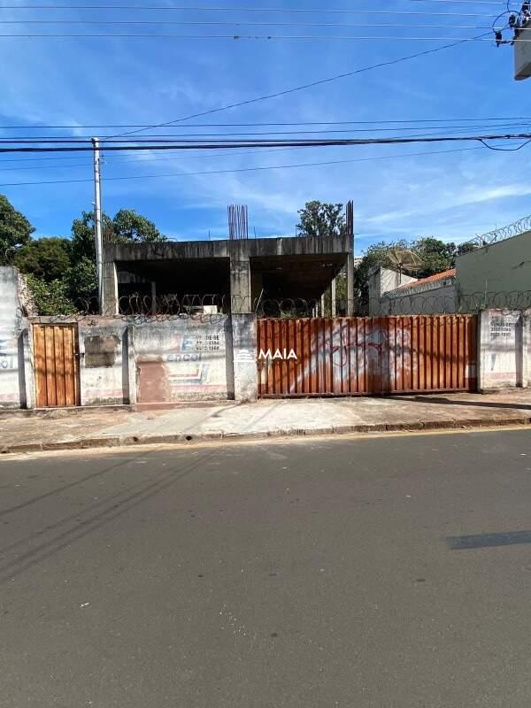 Terreno/Área à venda no Mercês: 