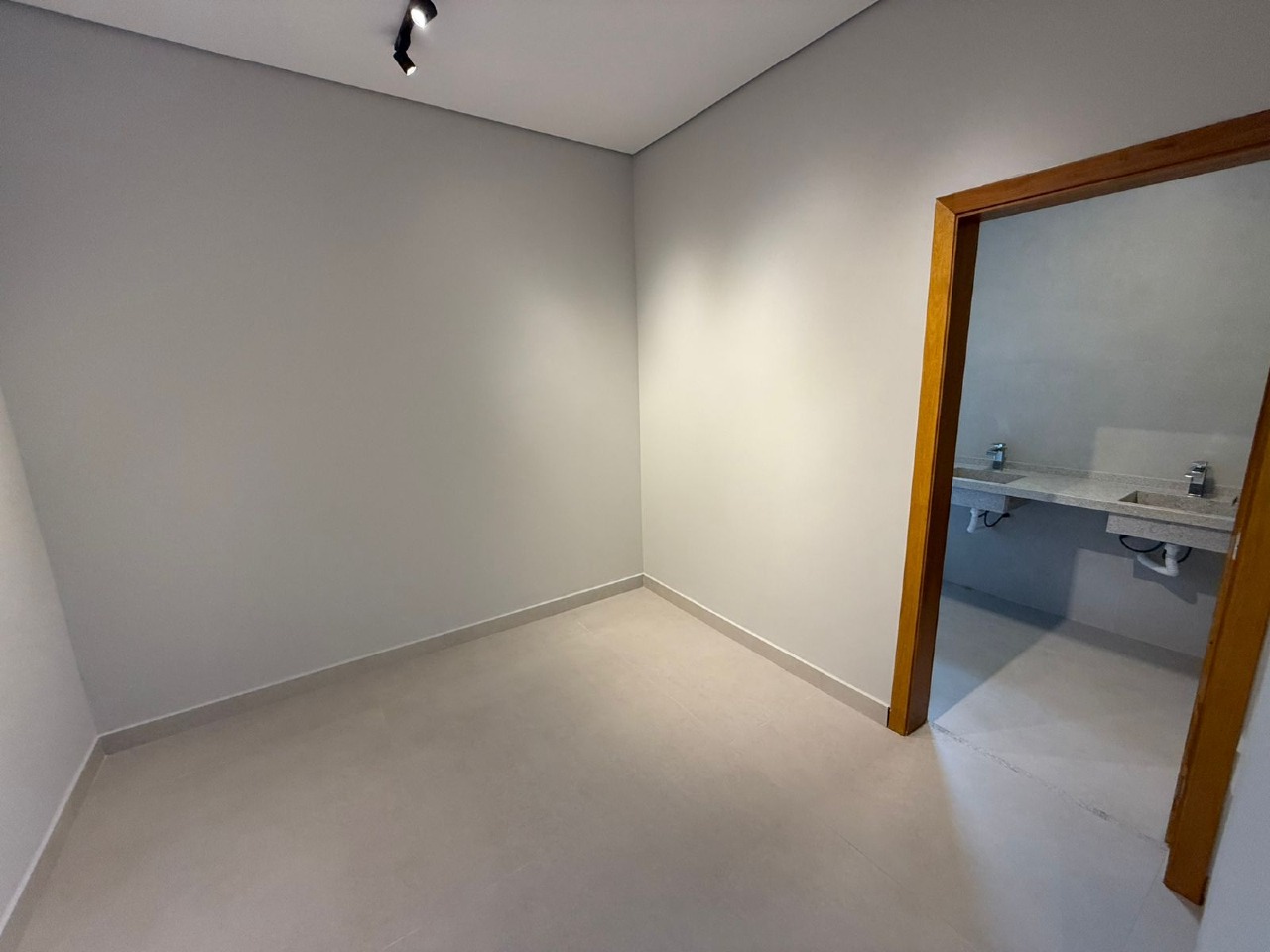 Casa de Condomínio à venda no Jockey do Lago: 