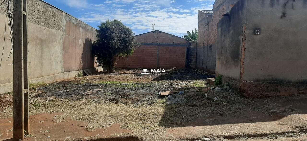 Terreno/Área à venda no Alfredo Freire III: 