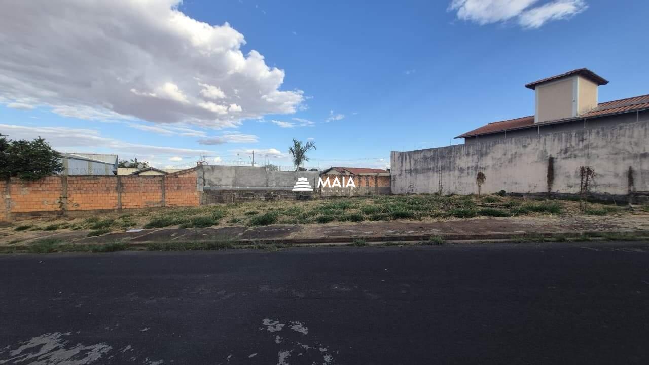 Terreno/Área à venda no Jardim Nenê Gomes: 