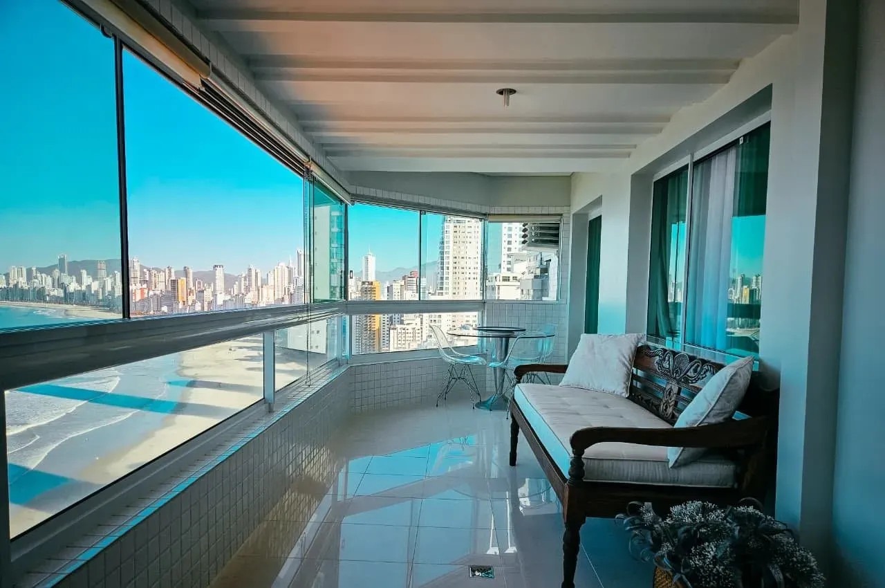 Apartamento 3 Quartos Mobiliado no Centro de Balneário Camboriú, vista panorâmica de 180° para o mar - Foto 3 de 28