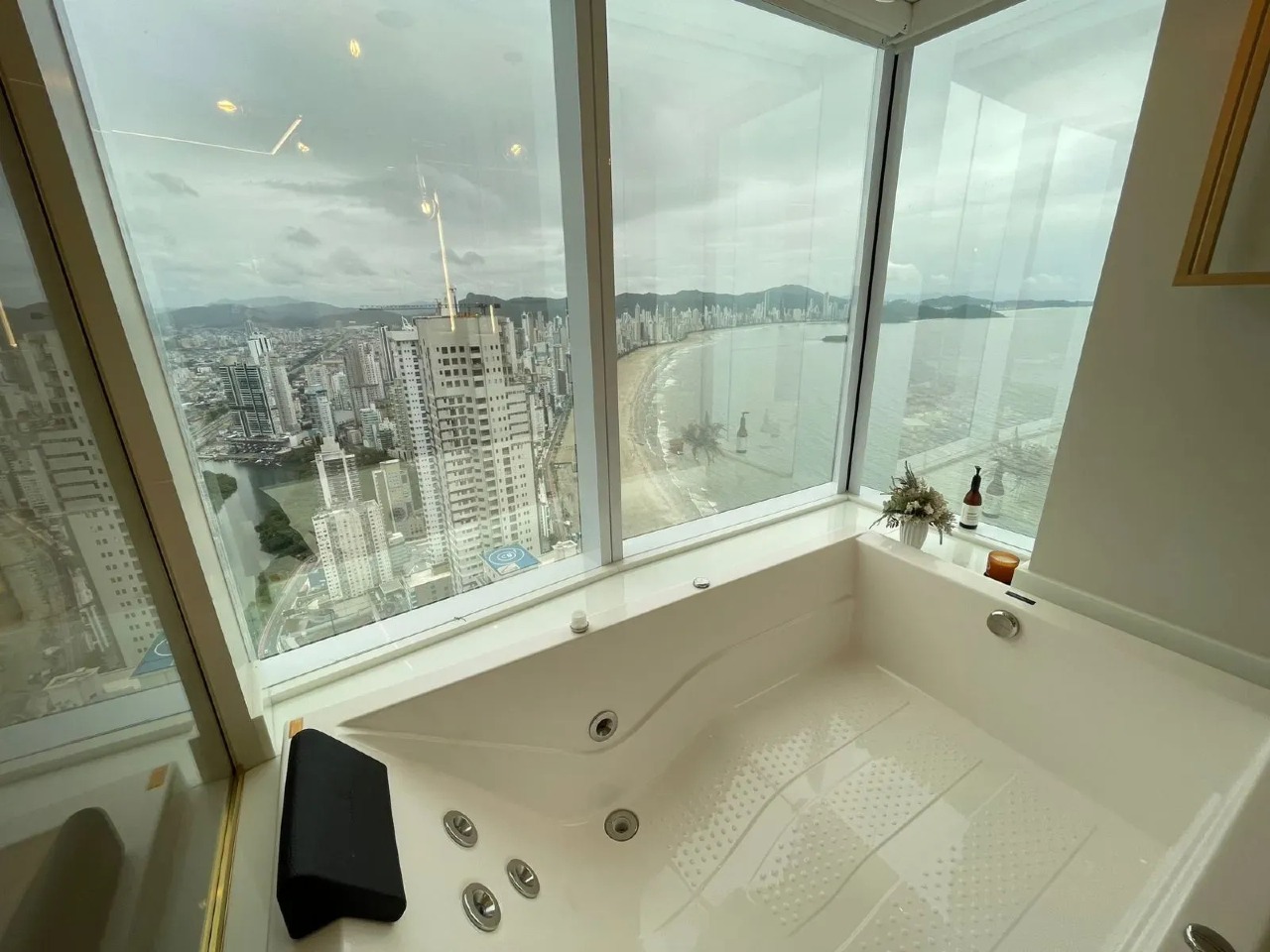 Apartamento de 196,13 m² no Centro de Balneário Camboriú — 4 suítes, 3 vagas, vista mar - Foto 18 de 30
