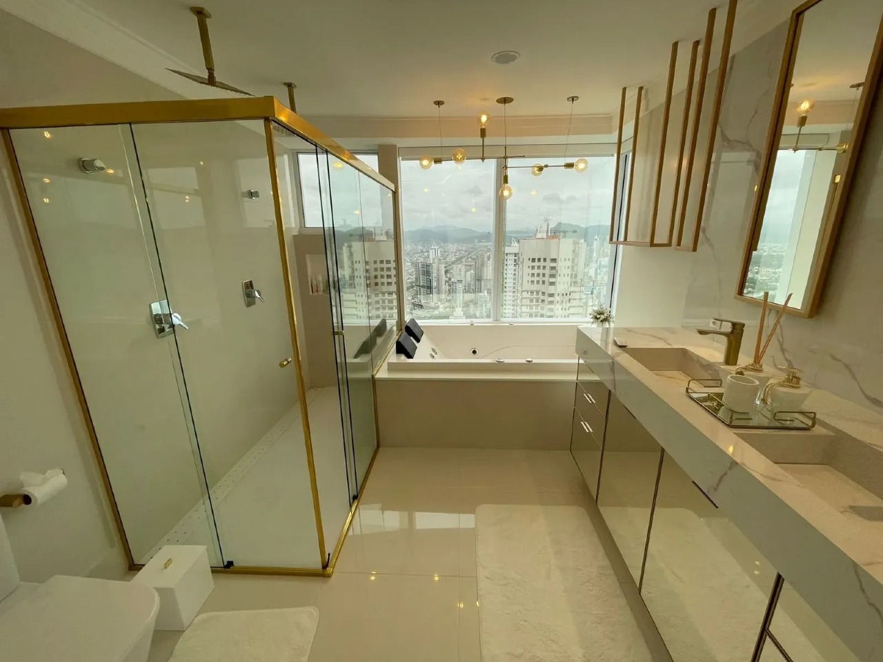 Apartamento de 196,13 m² no Centro de Balneário Camboriú — 4 suítes, 3 vagas, vista mar - Foto 10 de 30