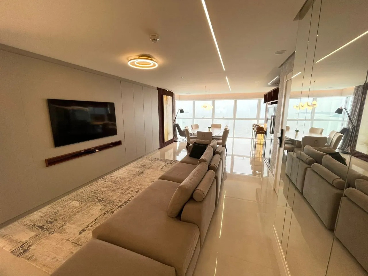 Apartamento de 196,13 m² no Centro de Balneário Camboriú — 4 suítes, 3 vagas, vista mar - Foto 2 de 30