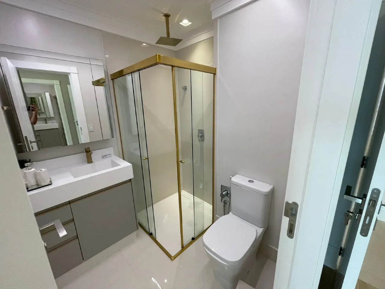 Apartamento de 196,13 m² no Centro de Balneário Camboriú — 4 suítes, 3 vagas, vista mar - Foto 25 de 30