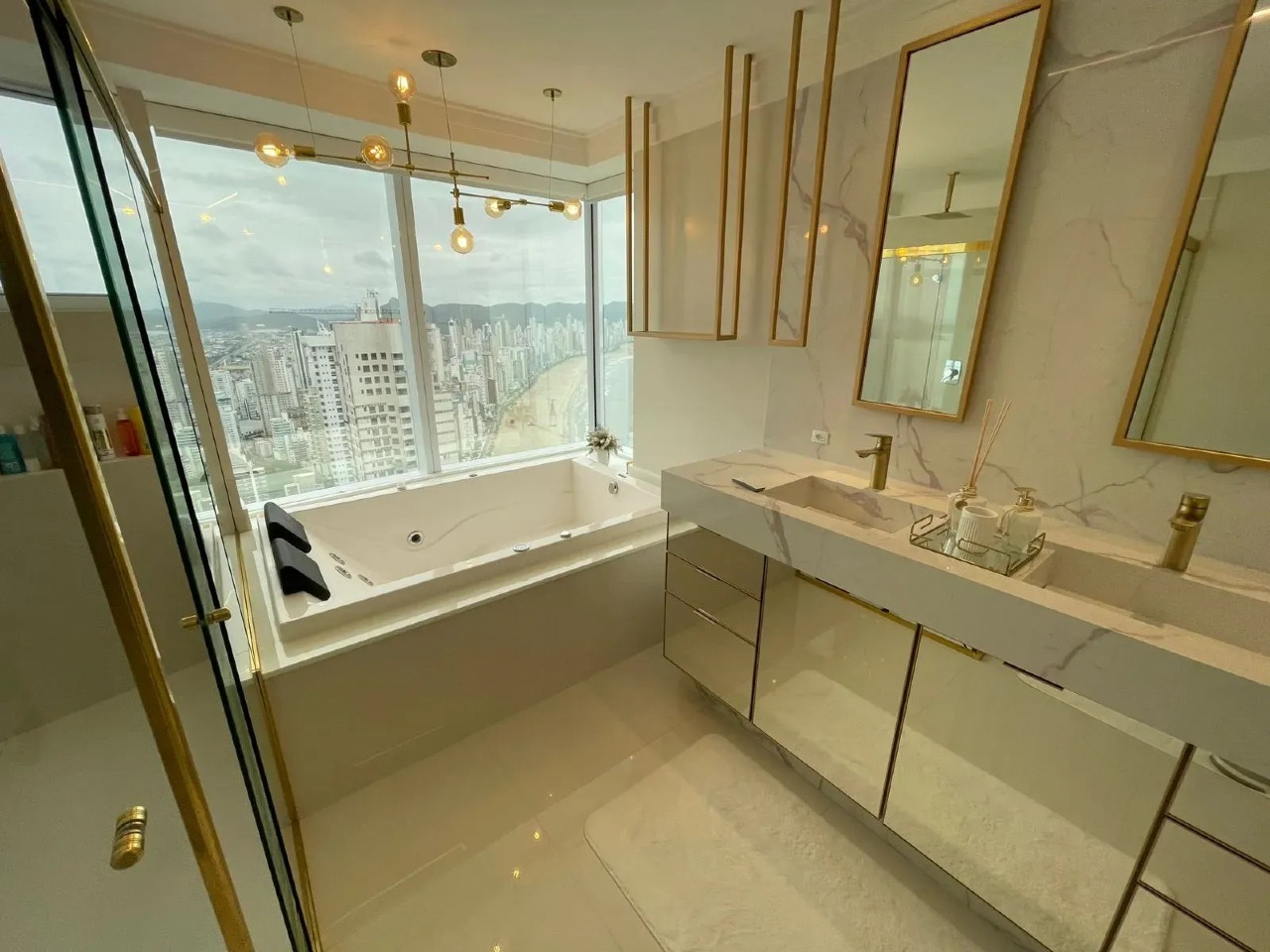 Apartamento de 196,13 m² no Centro de Balneário Camboriú — 4 suítes, 3 vagas, vista mar - Foto 19 de 30