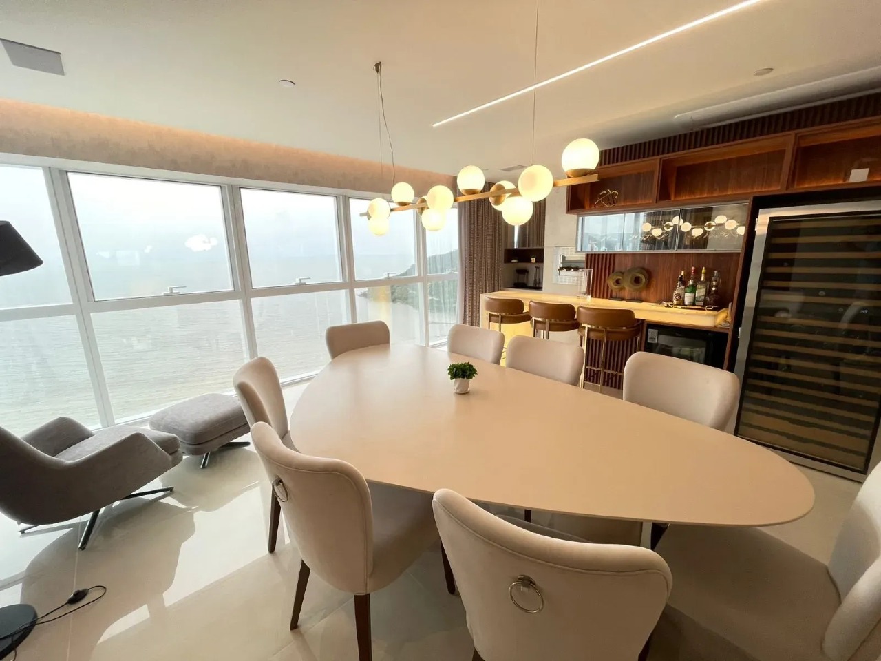 Apartamento de 196,13 m² no Centro de Balneário Camboriú — 4 suítes, 3 vagas, vista mar - Centro, Balneário Camboriú - 196m² - 4 quartos