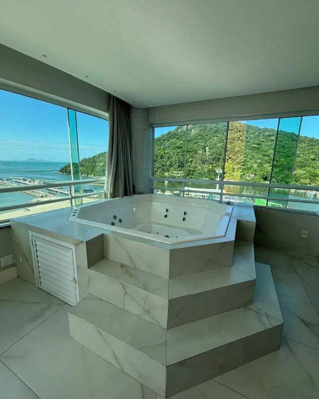 Apartamento de 200 m² no Centro de Balneário Camboriú — 4 Quartos (3 Suítes), 3 Vagas - Centro, Balneário Camboriú - 200m² - 4 quartos