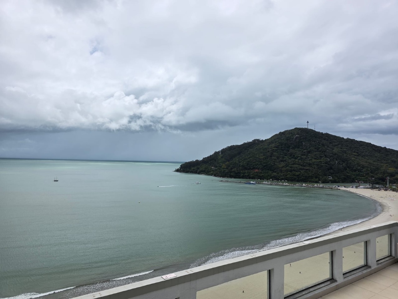 Um "Diamante Bruto" da Barra Sul: Apartamento Frente Mar para Reformar e Lucrar Alto - Centro, Balneário Camboriú - 82m²