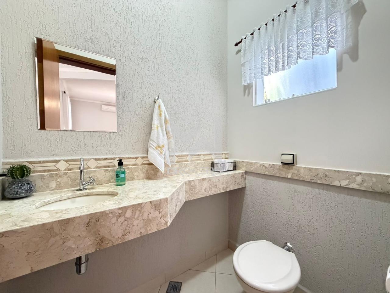 Casa em Condomínio à venda no Bosque: lavabo