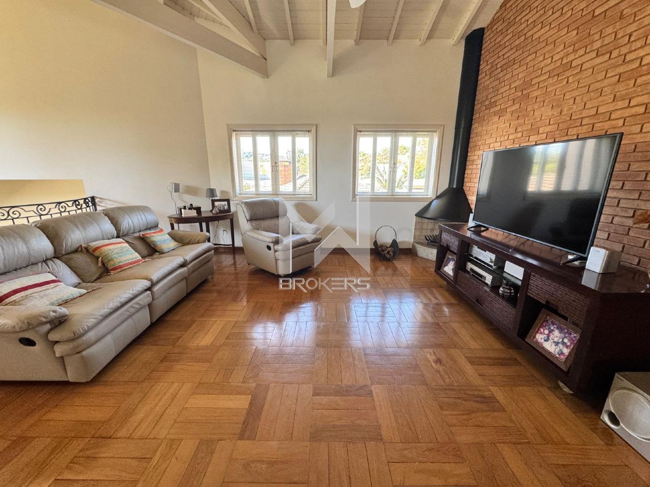 Casa em Condomínio à venda no Condomínio São Joaquim: sala de estar com lareira