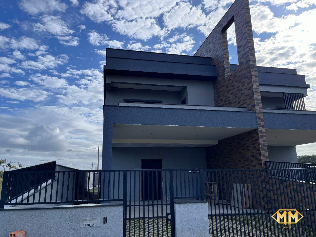 Casa à venda no Vargem Do Bom Jesus: fachada em obras 