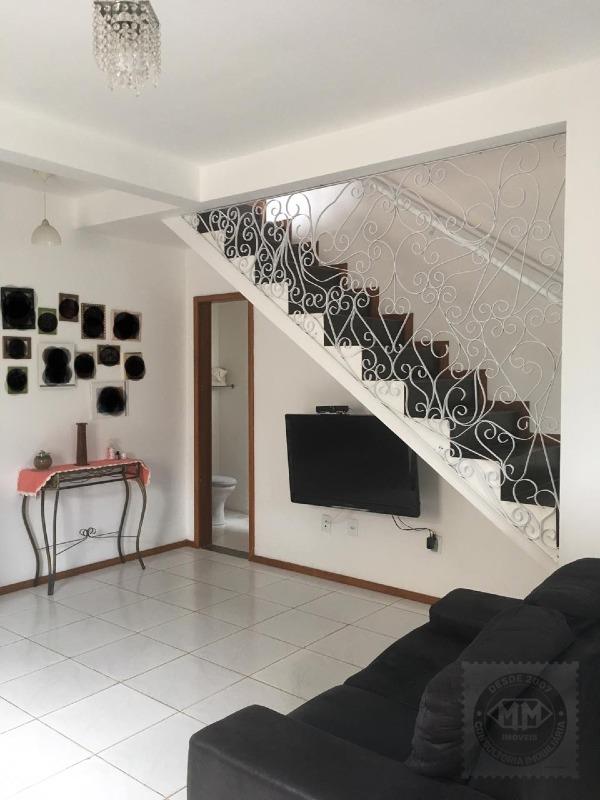 Casa à venda no São João do Rio Vermelho: Sala de estar/ escada 