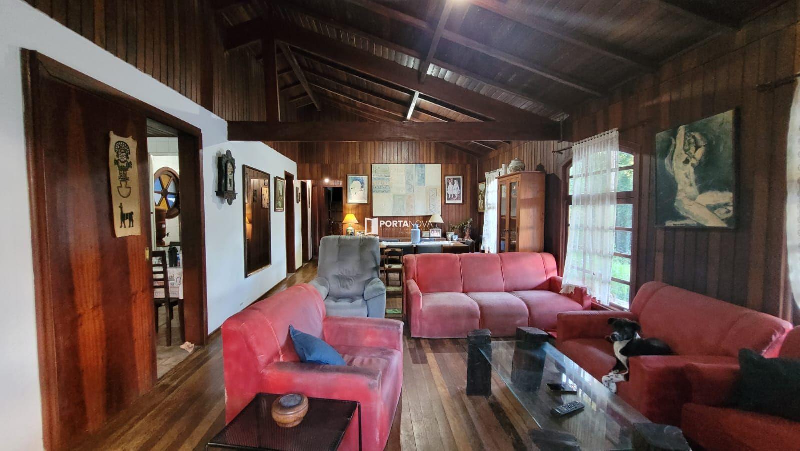 Casa à venda no Chácaras Embu Colonial: Sala de 3 ambientes: estar, jantar e lareira