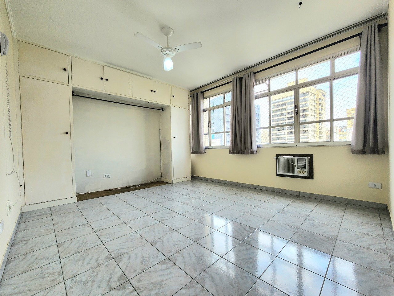 Sala Living para aluguel no Ponta da Praia: 