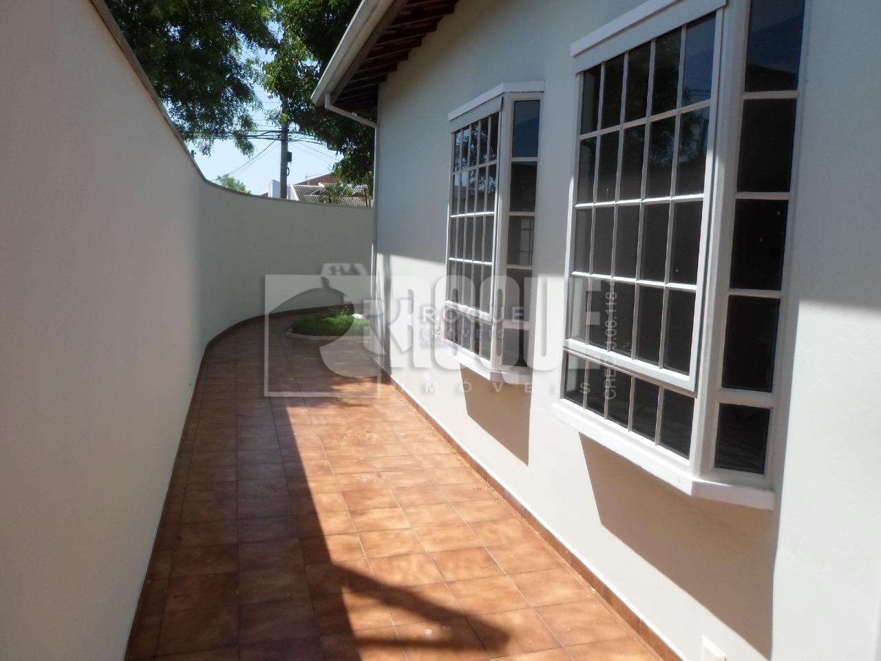 Casa em condomínio para aluguel no bairro Parque Egisto Ragazzo: Corredor lateral