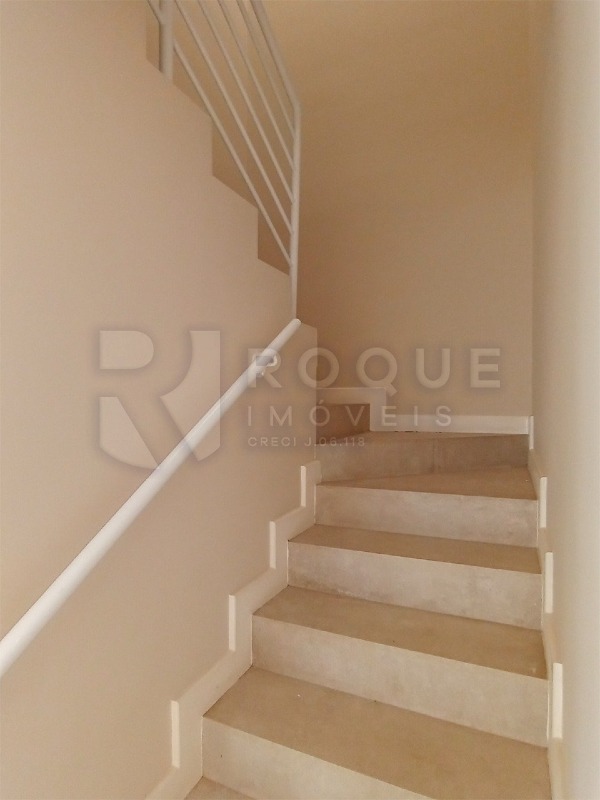 Casa em condomínio para aluguel no bairro Jardim Montezuma: Acesso segundo andar