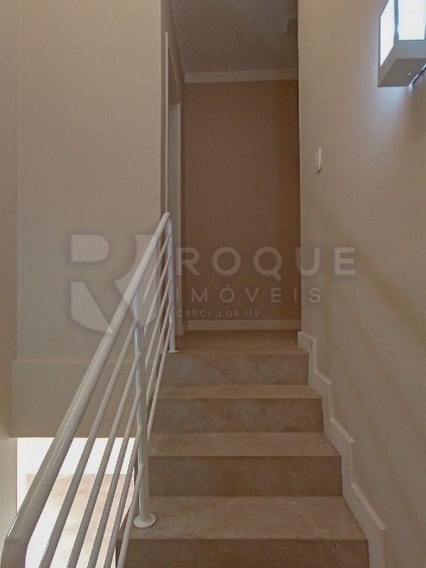 Casa em condomínio para aluguel no bairro Jardim Montezuma: Acesso segundo andar