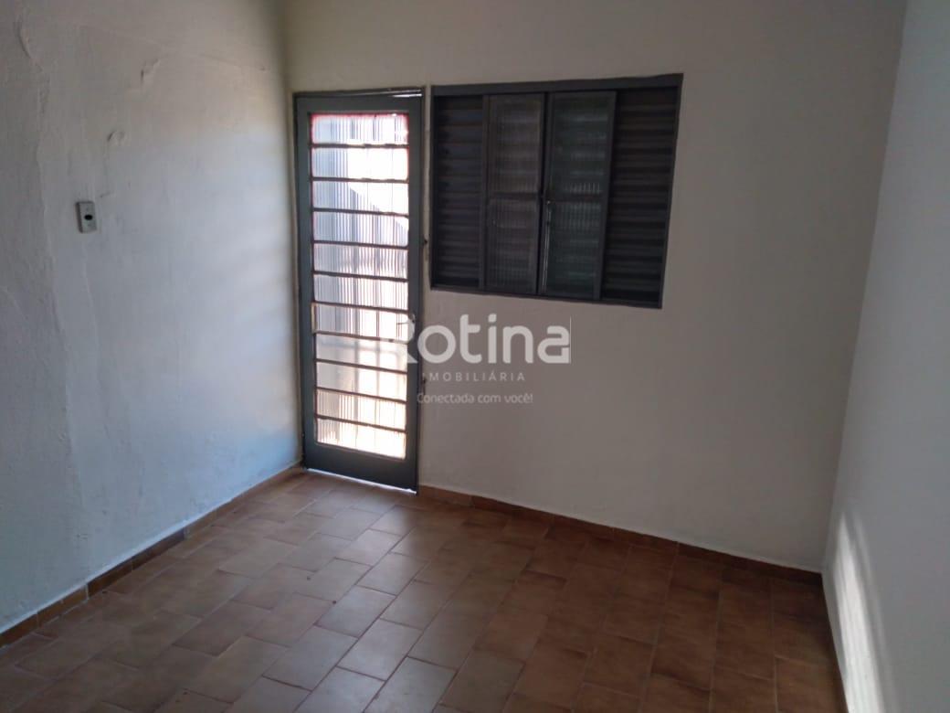 Casa para alugar, 2 quartos em Uberlândia no bairro Brasil no valor de R$ 890,00 - Rotina Imobiliária: 