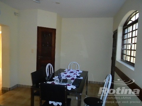 Casa à venda, 5 quartos em Uberlândia no bairro Jardim Finotti no valor de R$ 900.000,00 - Rotina Imobiliária: 0102105b.jpg