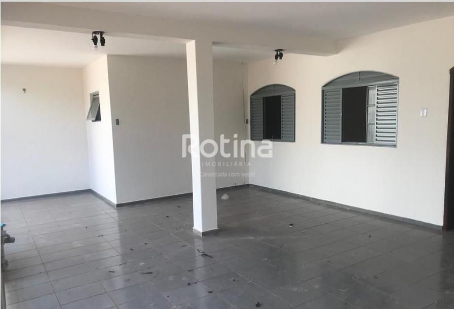 Casa para alugar, 3 quartos em Uberlândia no bairro Tibery no valor de R$ 1.800,00 - Rotina Imobiliária: 