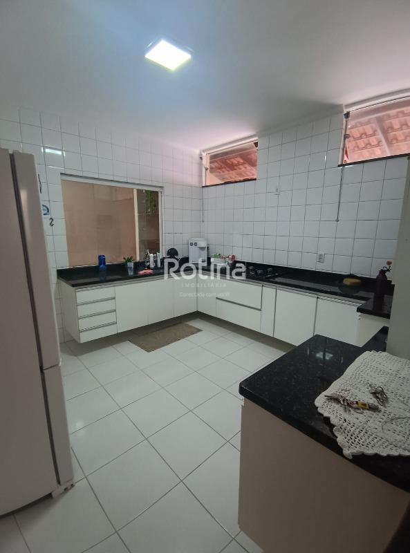 Casa à venda, 3 quartos em Uberlândia no bairro Santa Mônica no valor de R$ 890.000,00 - Rotina Imobiliária: 