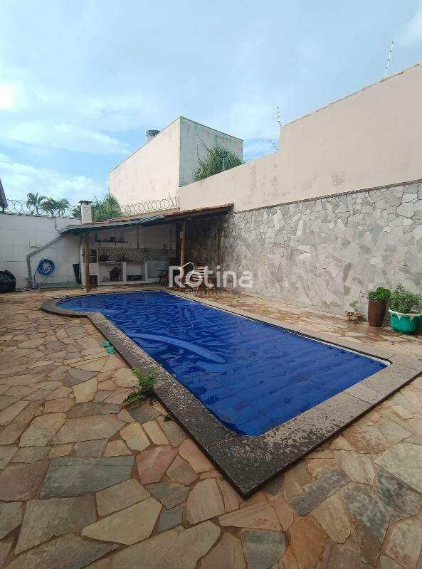Casa à venda, 3 quartos em Uberlândia no bairro Santa Mônica no valor de R$ 890.000,00 - Rotina Imobiliária: 