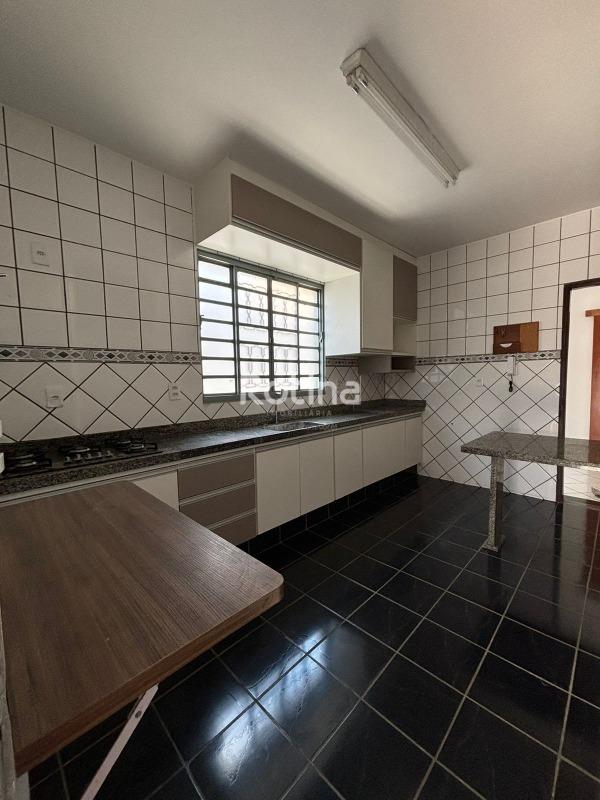Casa à venda, 3 quartos em Uberlândia no bairro Cidade Jardim no valor de R$ 600.000,00 - Rotina Imobiliária: 