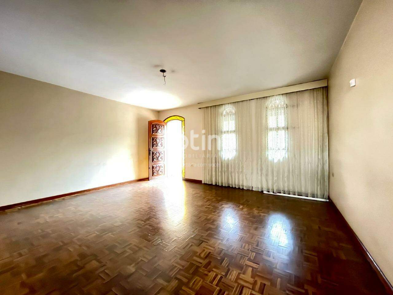 Casa à venda, 4 quartos em Uberlândia no bairro Osvaldo Rezende no valor de R$ 1.100.000,00 - Rotina Imobiliária: 