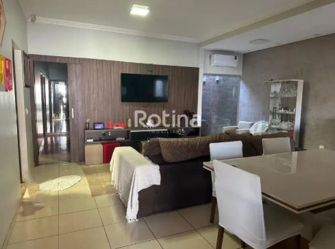 Casa à venda, 3 quartos em Uberlândia no bairro Granada no valor de R$ 850.000,00 - Rotina Imobiliária: 