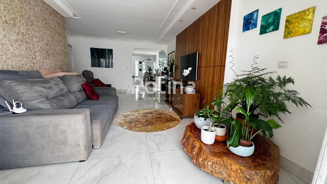 Casa à venda, 3 quartos em Uberlândia no bairro Cidade Jardim no valor de R$ 850.000,00 - Rotina Imobiliária: 