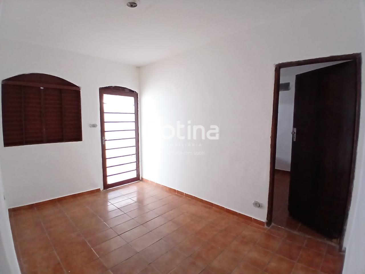 Casa para alugar, 2 quartos em Uberlândia no bairro Santa Mônica no valor de R$ 1.500,00 - Rotina Imobiliária: 