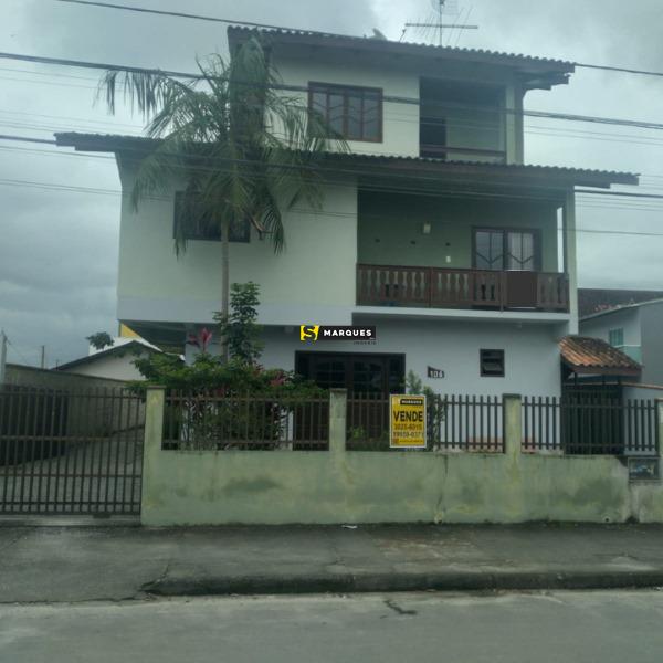 Sobrado à venda  no Fátima - Joinville, SC. Imóveis