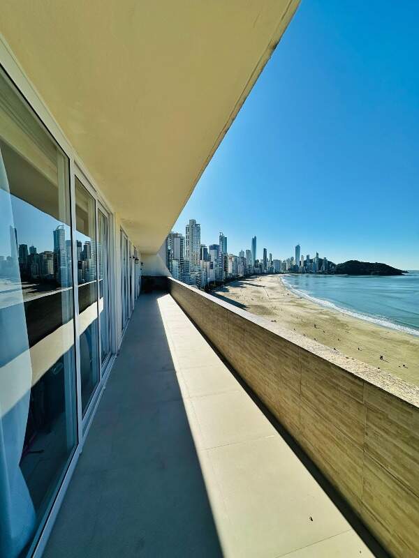 Cobertura com 320m², 4 dormitórios, 3 suítes, 2 vagas no bairro Centro em Balneário Camboriú