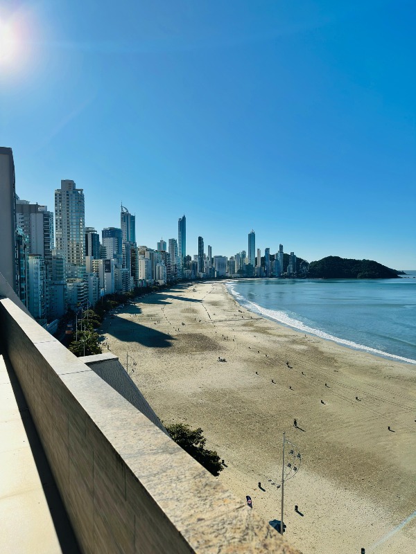Cobertura com 320m², 4 dormitórios, 3 suítes, 2 vagas no bairro Centro em Balneário Camboriú