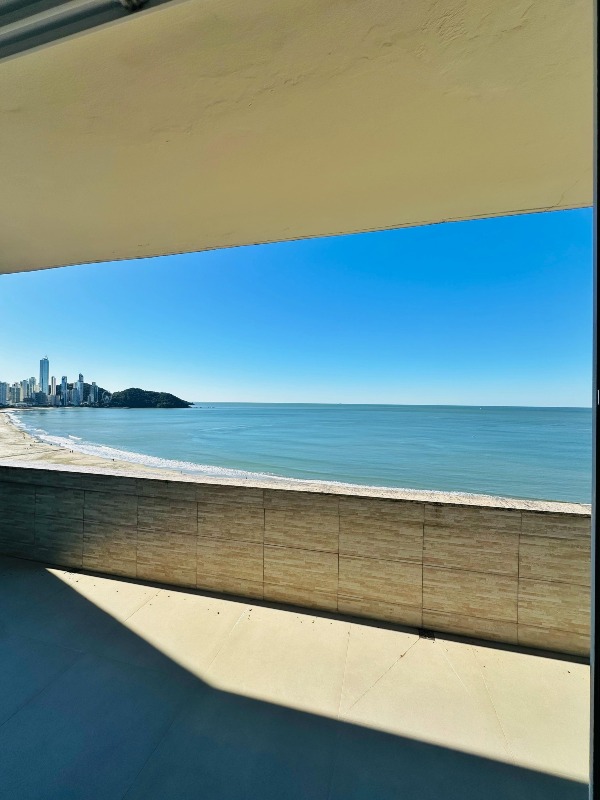 Cobertura com 320m², 4 dormitórios, 3 suítes, 2 vagas no bairro Centro em Balneário Camboriú