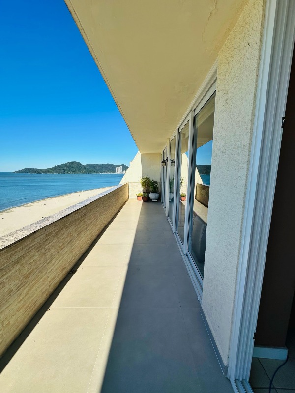 Cobertura com 320m², 4 dormitórios, 3 suítes, 2 vagas no bairro Centro em Balneário Camboriú