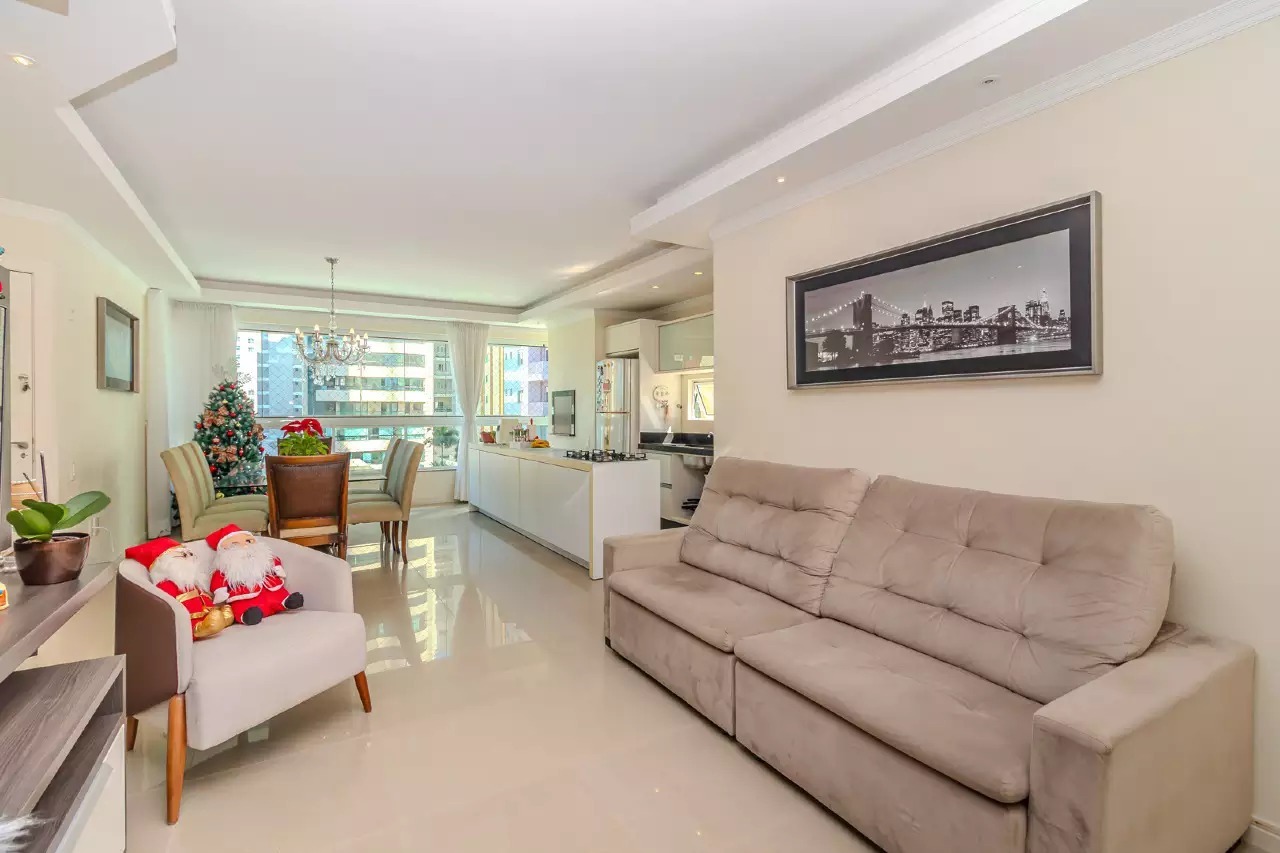 Apartamento com 116m², 3 dormitórios, 1 suíte, 2 vagas no bairro Centro em Balneário Camboriú