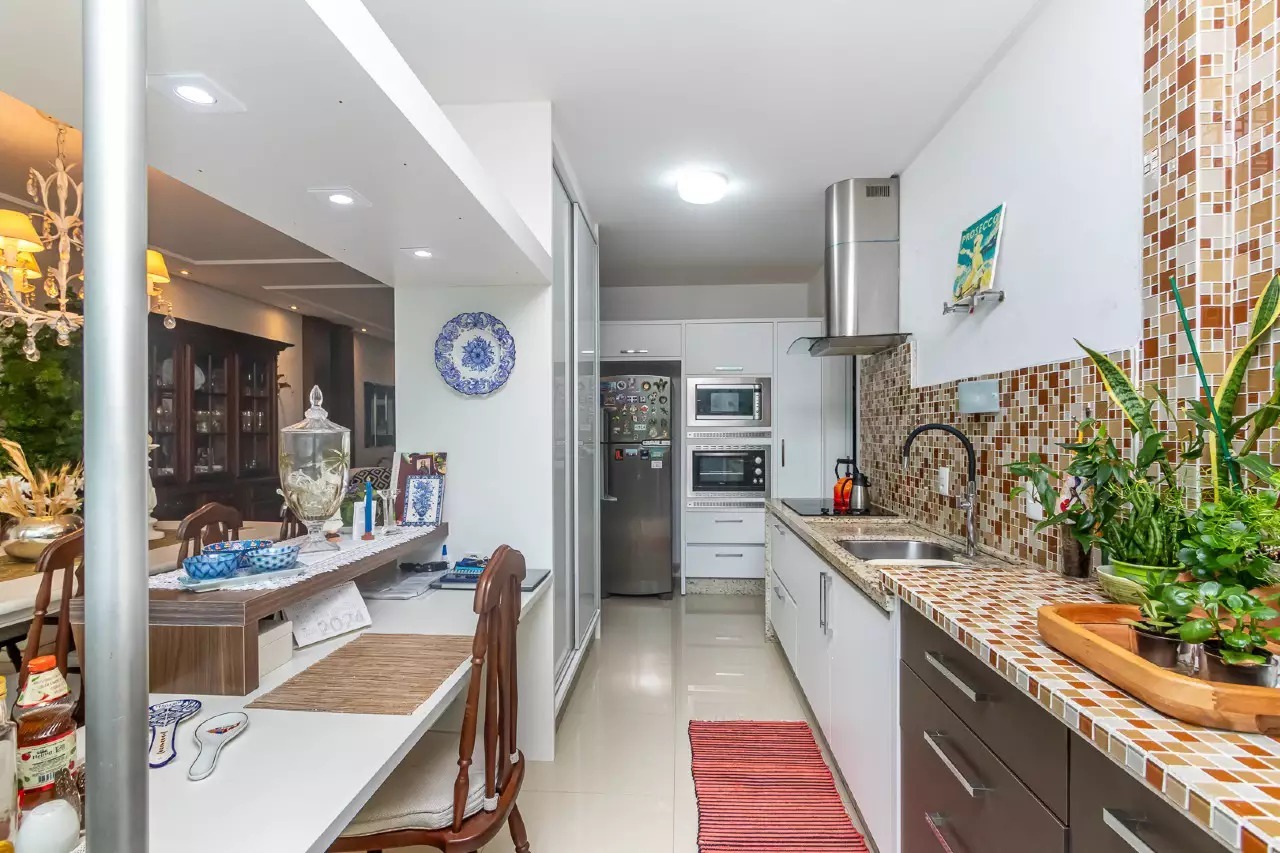 Apartamento com 119m², 3 dormitórios, 1 suíte, 2 vagas no bairro Pioneiros em Balneário Camboriú