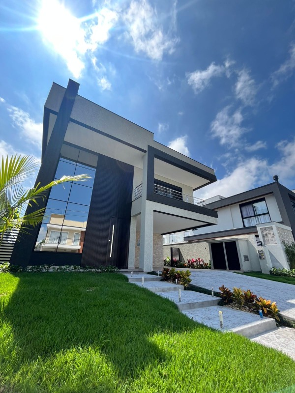 Casa com 305m², 4 dormitórios, 3 suítes, 4 vagas no bairro santa regina em Camboriú