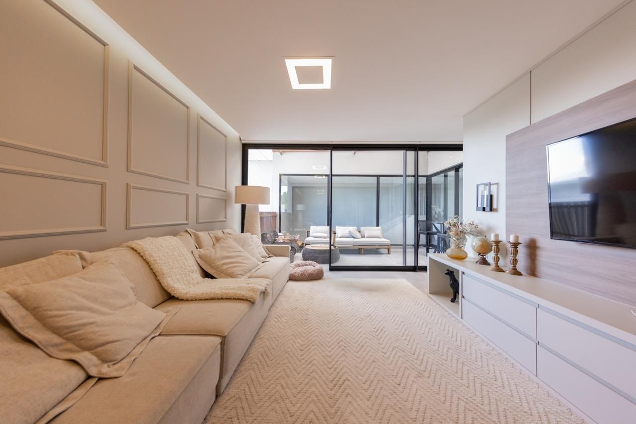 Casa com 380m², 4 dormitórios, 4 suítes, 2 vagas no bairro Estados em Balneário Camboriú