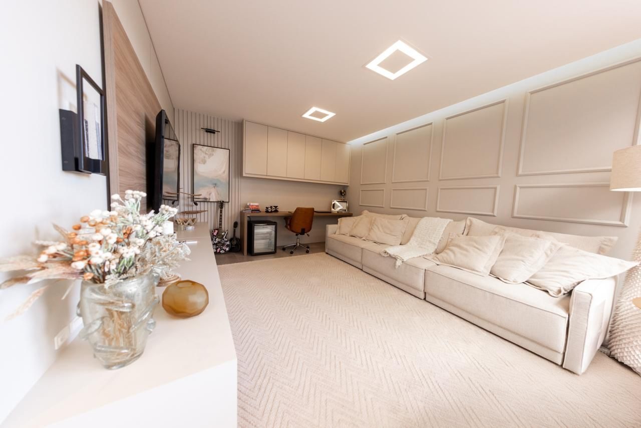 Casa com 380m², 4 dormitórios, 4 suítes, 2 vagas no bairro Estados em Balneário Camboriú