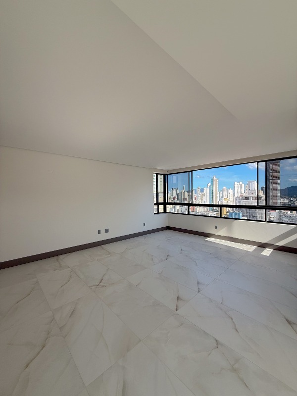 Apartamento com 135m², 3 dormitórios, 3 suítes, 2 vagas no bairro Centro em Balneário Camboriú